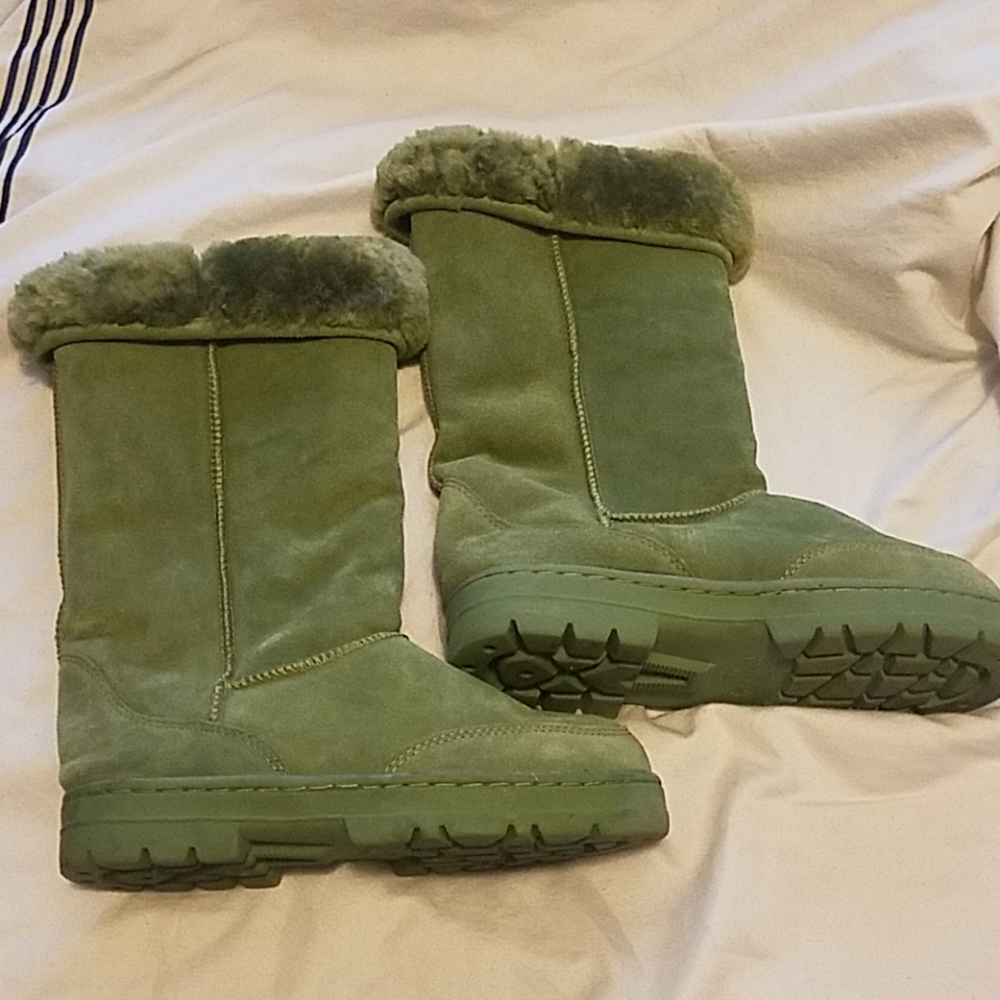 Bearpaw Lambskin & Suede boots - sage green